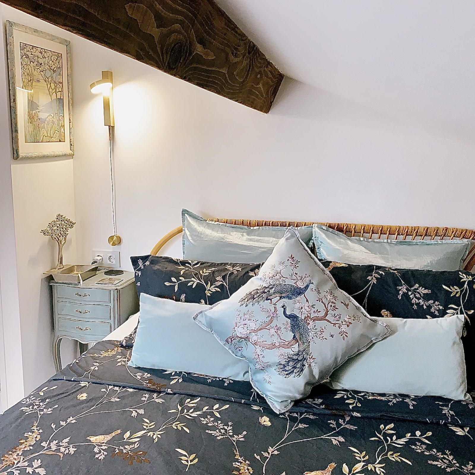 Asian double bedroom at Villa Augflor