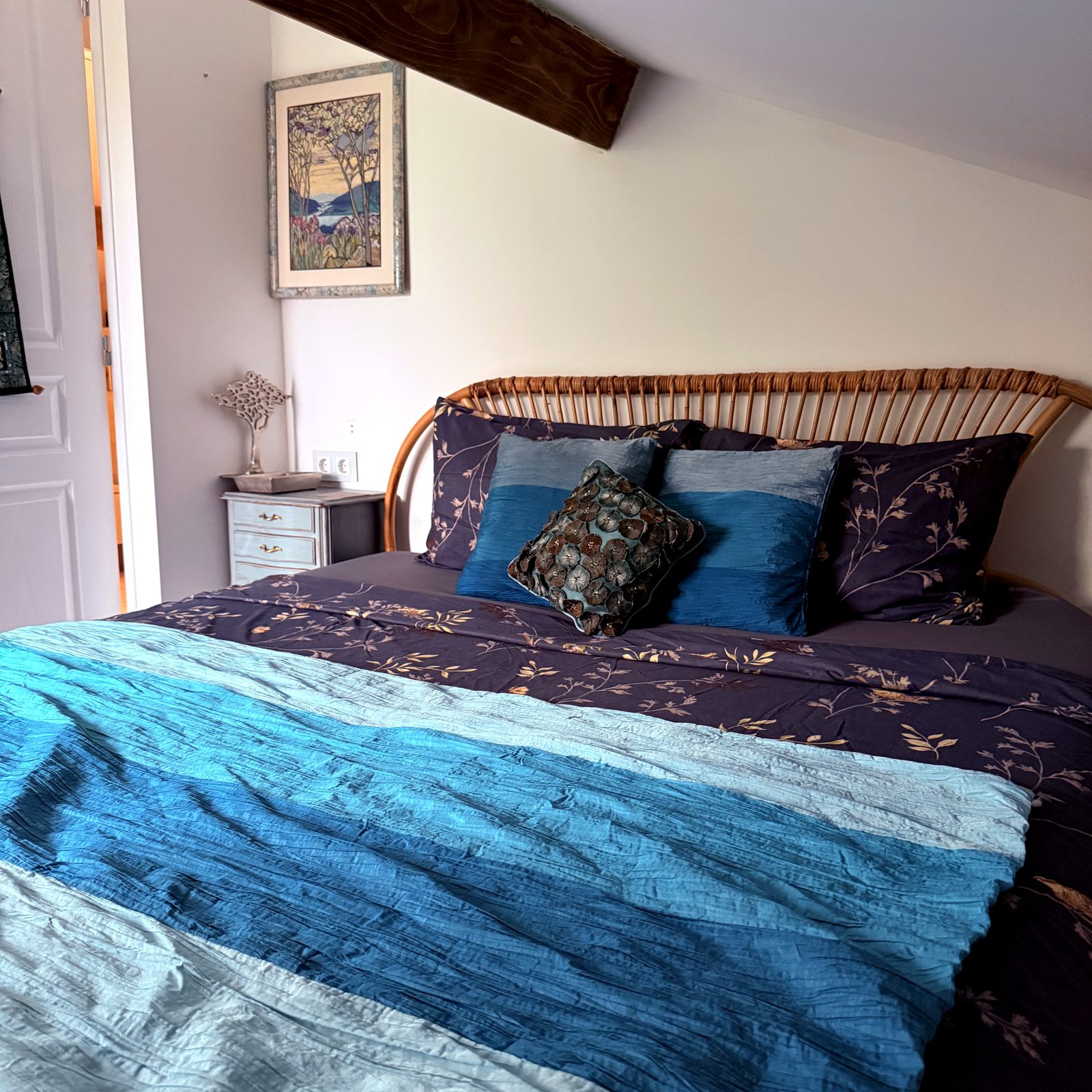 Asian double bedroom at Villa Augflor