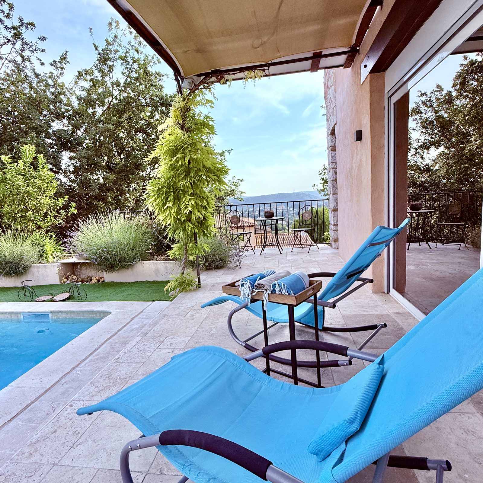 Outdoor dining at Villa Augflor