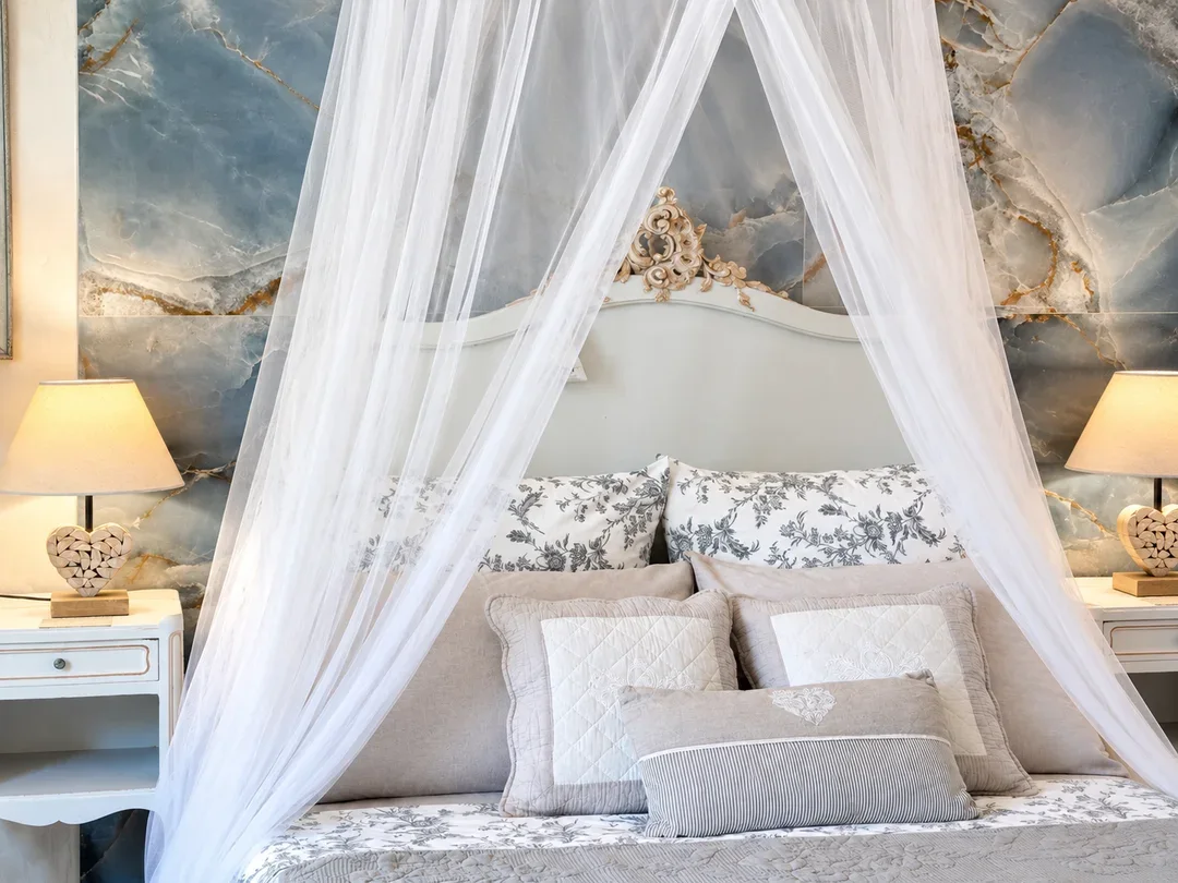 Ground-floor Provence bedroom with canopy bed at Villa Augflor